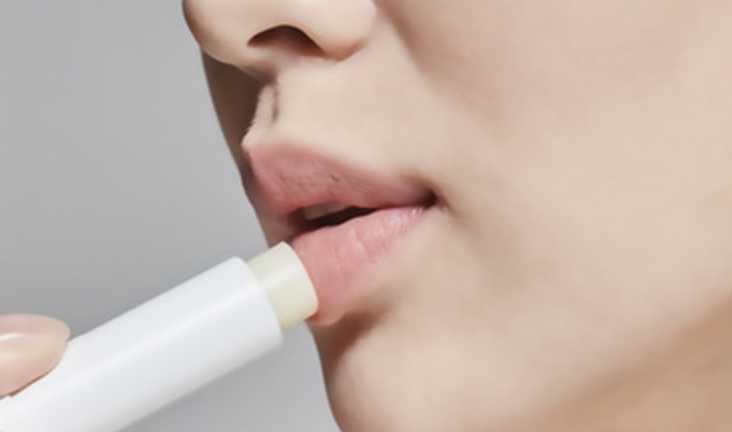 Step 03 - 입술 보호제 도포